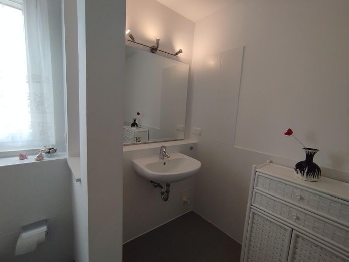 Family-friendly modern semi-detached house in a quiet development on the Havel – Bad, Waschbecken, Fenster