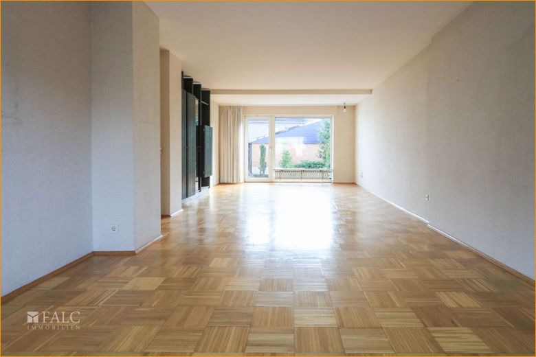 Mehrgenerationenhaus mit Schwimmbad – Wohnzimmer EG