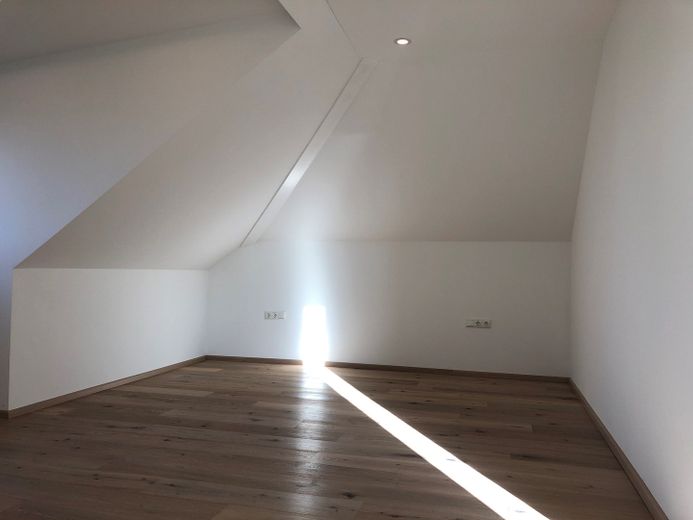 Exklusive Dachgeschosswohnung mit 2 Zimmern sowie Loggia in bevorzugter Lage von Plön – Schlafzimmer
