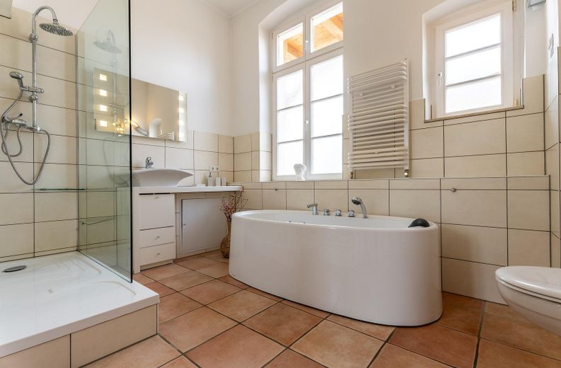 PROVISIONSFREI: Denkmal-Villa & 5 FEWOs | Rendite, Eigennutz o. Baupotenzial auf 1.203 m² – Bad Wohnung 1 EG