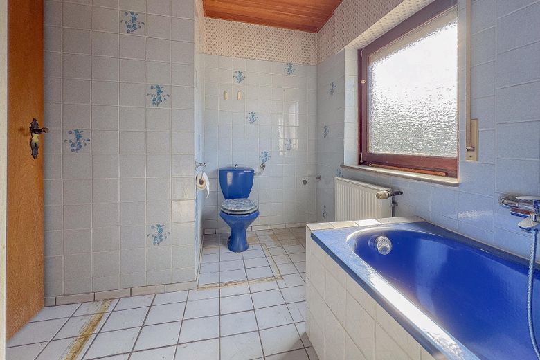 REIHENHAUS – DOPPELGARAGE – TERRASSE – GARTEN – RENOVIERUNGSBEDÜRFTIG – Badezimmer - 1. OG 