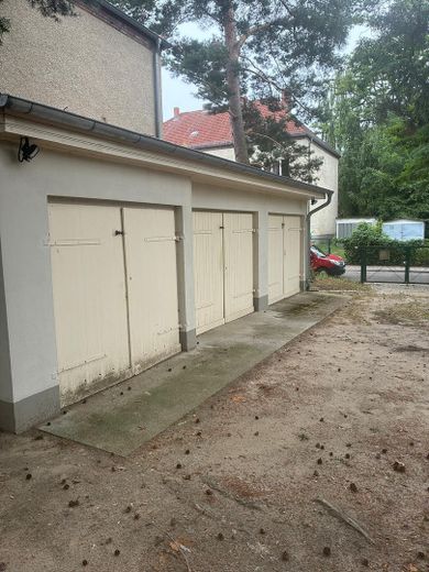 Berlin-Köpenick | 299.000 € | Denkmal-ETW, 2,5 Zimmer, saniert, vermietet, inkl. Garage – Außengarage