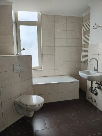 Gräumige 4-Zi Altbau WHG mit Balkon – Foto 8