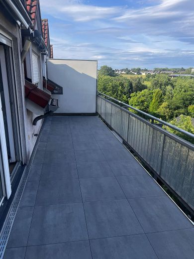 Provisionsfrei: Lichtdurchflutete DG-Wohnung mit 16 m² Dachterrasse, Aufzug & TG-Stellplatz – Dachterrasse 8 x 2 Meter