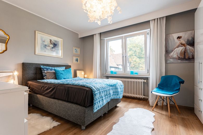 vielseitig verwendbares Zweifamilienwohnhaus im anerkannten Naturschutzgebiet – Zimmer -Blick in den Garten EG
