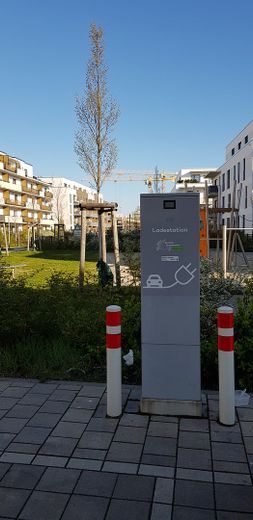 Investimento perfetto: appartamento di 2 locali - con vista sull’acqua e senza provvigione – Zwei E-Ladesäulen im Quartier