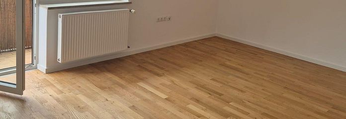 ETW Schwabing-West, Nahe BMW – Wohnzimmer mit Balkon