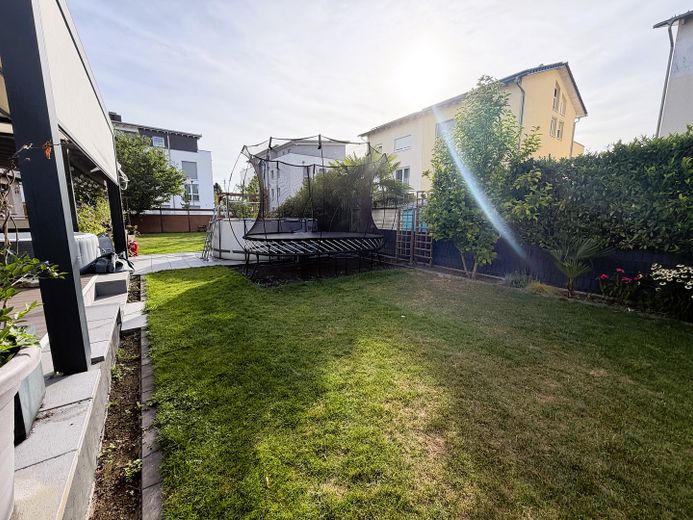 Piso en propiedad, apto para familias, en 2 plantas con carácter de casa y jardín propio – Garten