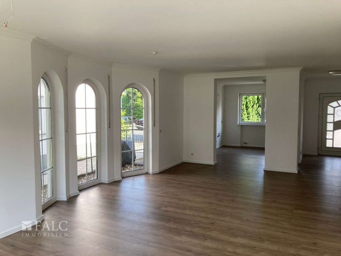 Vielseitiges Drei-Parteien-Haus mit großzügigen Freiflächen – EG rechts Wohnzimmer