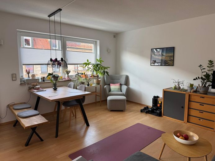 Helle und moderne 2-Zimmer-Eigentumswohnung direkt am Stadtpark – Wohnzimmer