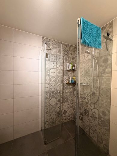Helle 3-Zimmer-Wohnung mit Südost-Balkon, TG-Stellplatz in Bahnhofsnähe in Esting – Neues Badezimmer