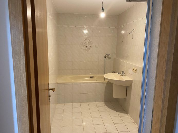Großzügige 4-Zimmer-Wohnung mit West-Terrasse, Balkon und Tiefgarage – Badezimmer mit Dusche u. Wanne