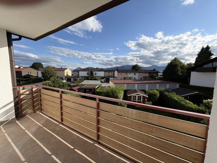 Mooie, ruime 3-kamerwoning 90m² met zuidwestbalkon en droomuitzicht in Rosenheim-Pang – Balkon