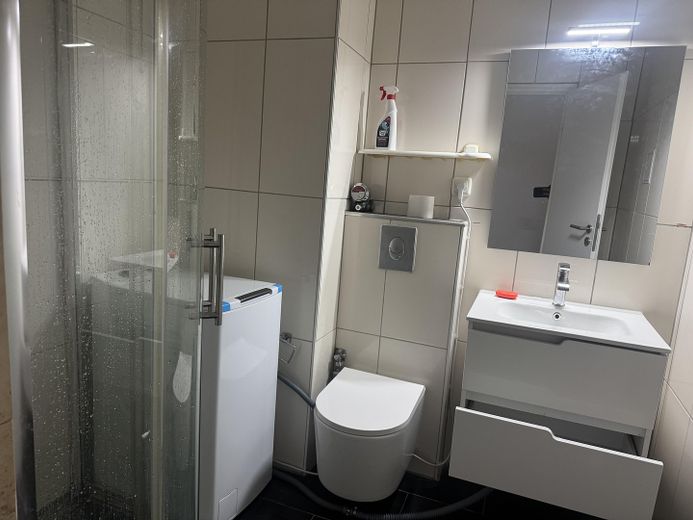 Eerste bewoning na renovatie: modern 2-kamerappartement met nieuwe inbouwkeuken (incl. elektrische apparaten) – Badezimmer