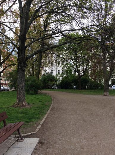 Furnished, bright 1-room apartment at the park – Blick vom Park auf das haus