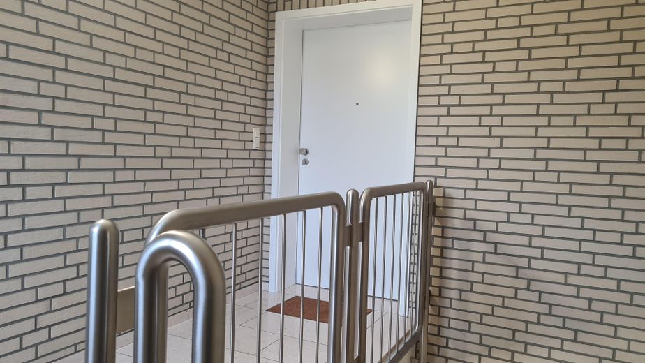 Hitzewelle? Etagenwohnung in kleiner Wohneinheit mit Klimaanlage – Etage Wohnungseingangstür
