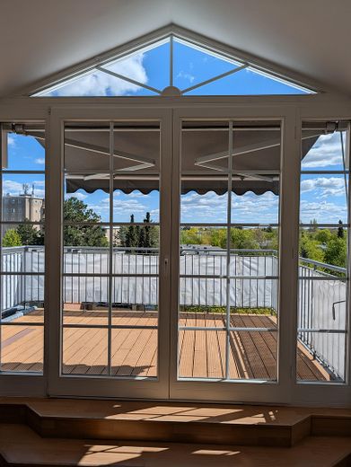 (provisions- u. bezugsfrei) Traumhafte, renovierte 4 Zimmer-Wohnung mit großer Dachterrasse – Terrasse