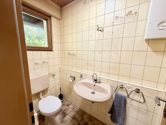 Yenilikler için sağlam bir temel - Modernize edilecek ebeveyn evi – Gäste WC im EG
