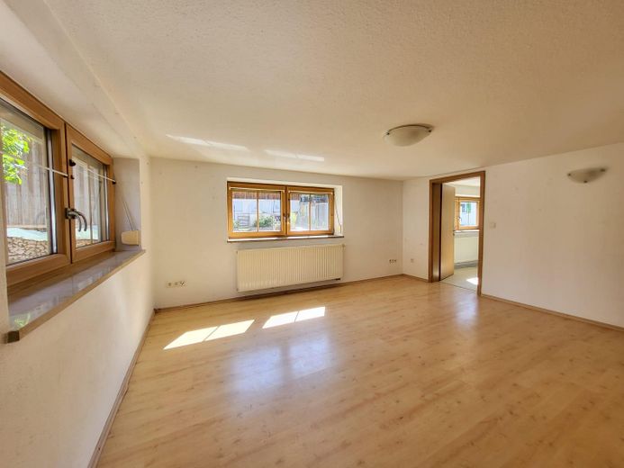 Suerte en Allgäu: elegante casa unifamiliar en ubicación tranquila con taller incluido – Wohnzimmer