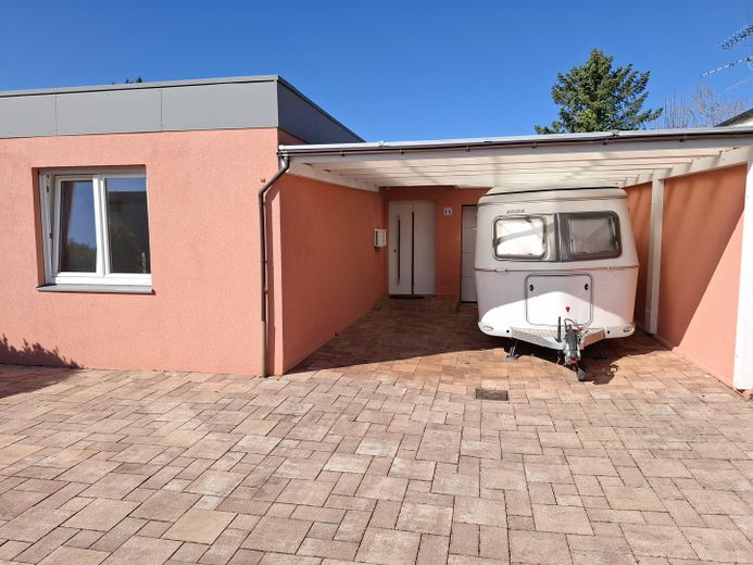 Garagenzufahrt mit Carport