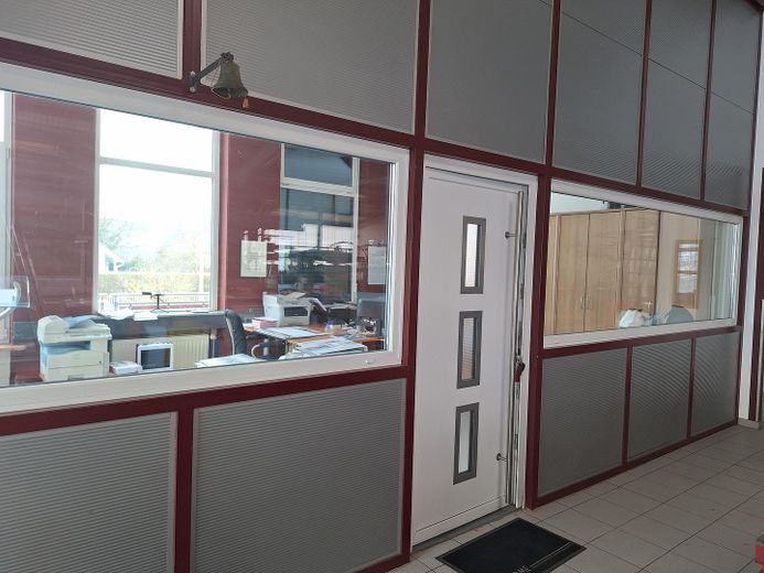 Gewerbe Halle für Handwerk, Praxis oder Verkauf in Zell - Barl – Blick aus der Halle ins Büro