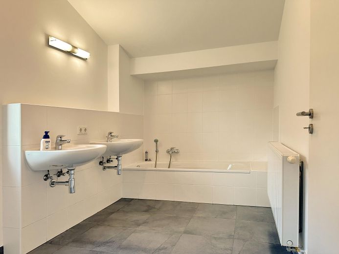 Modernes Wohnhaus mit separater Gewerbeeinheit in ruhiger Citylage – Badezimmer