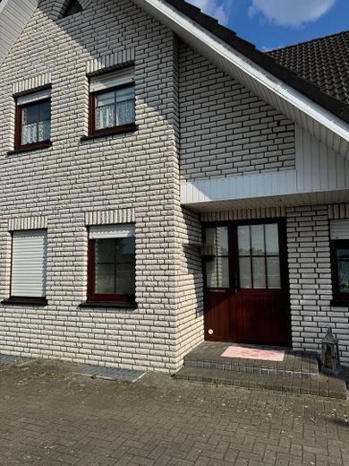 Freistehendes Zweifamilienhaus mit Bürotrakt und Garage – फोटो 1