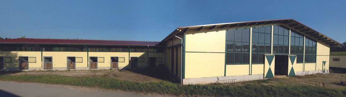 Centro ippico senza provvigioni sul lago con maneggio coperto, campo da equitazione e 15 box per cavalli – Ansicht Straßenseite.