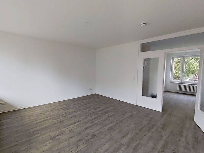 Große 3-Zi.-Whg. mit BALKON, EBK und viel Lichteinfall – Ansicht II: Wohn- und Esszimm…