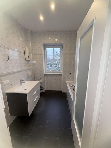 Frisch sanierte 2-Raum-Wohnung mit Einbauküche, Bad mit Wanne,  & Carport-Stellplatz – Badezimmer mit Fenster