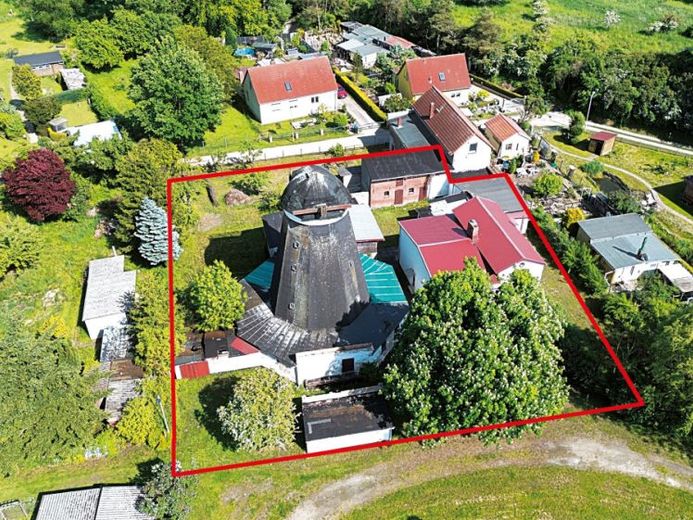 Casa residenziale con mulino a vento olandese sottoposto a tutela dei beni culturali 17098 Friedland, An der Kleinbahn 2 – Foto 1