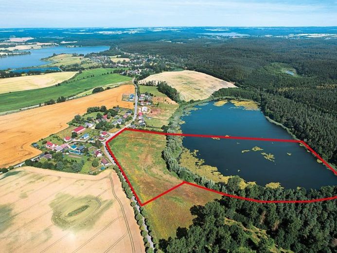 Teil des Karpensees und Grünland in 19412 Wipersdorf, Am Karpensee – Foto 1
