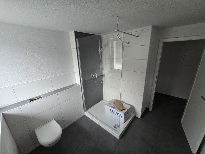 Moderne 2,5-Zimmer-Wohnung im KfW-55-EE-Standard – Stilvoll, Komfortabel und Energieeffizient – Bad