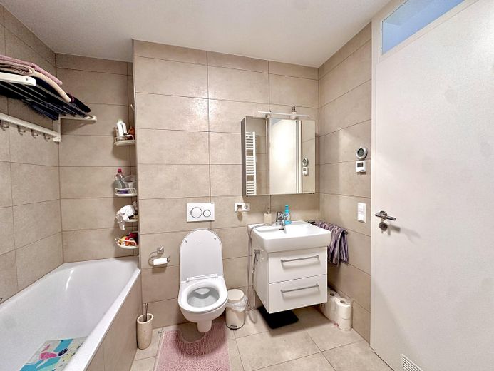 Bad mit Dusch Badewanne und WC