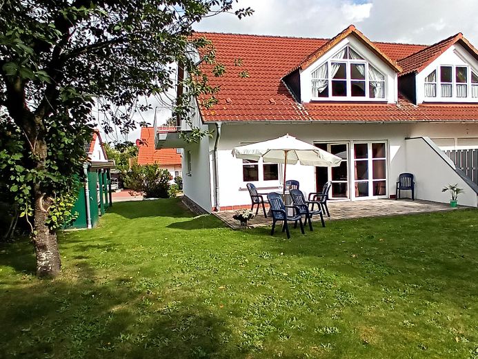 Doppelhaushälfte auf der Insel Rügen zu verkaufen – Terrasse mit Garten