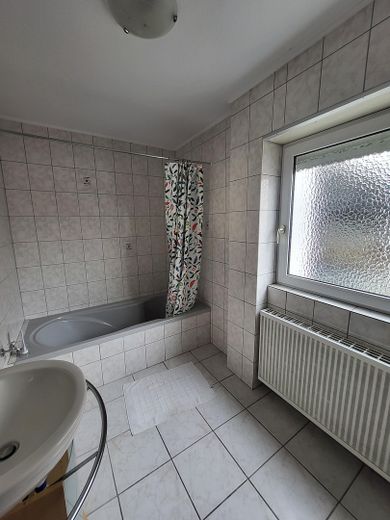 مساحة لأفكاركم - منزل عائلي مع شقة مستقلة وقطعة أرض كبيرة – Bad Einliegerwohnung 