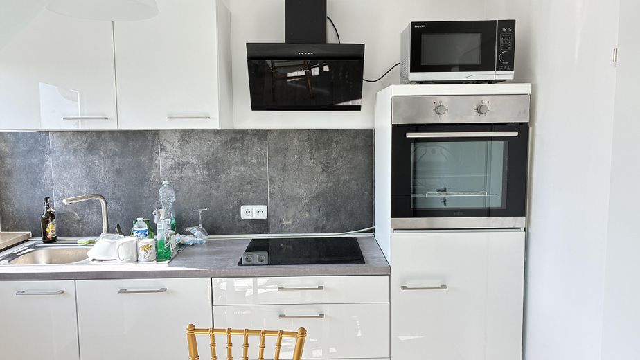 Appartamento completamente ristrutturato e arredato con 3 stanze in condivisione e giardino – Foto 4