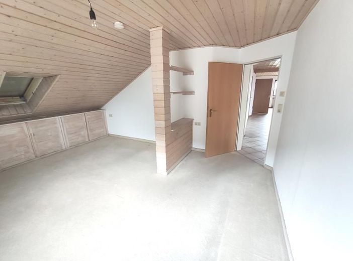 3 Zi. DG Wohnung mit Küche, Gartenmitbenutzung und Stellplatz – Kinderzimmer Bild 3