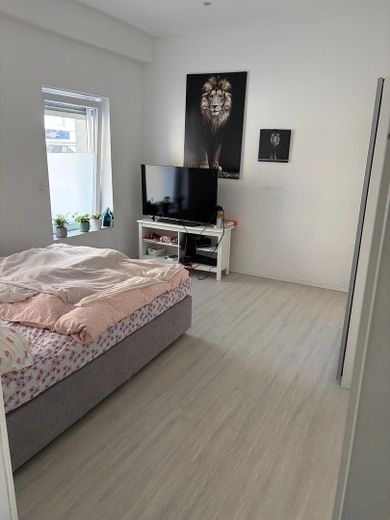 شقة عصرية وواسعة من 5 غرف، خالية من العوائق ومزودة بمطبخ مجهز في وسط فورمز – Zimmer