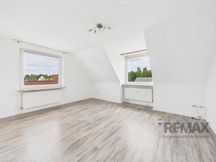 3-Zimmer-Dachgeschosswohnung mit zinsfreier Verkäuferfinanzierung möglich – Wohnzimmer