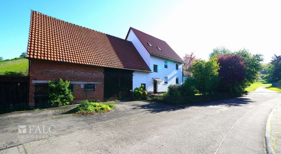 Landhaus mit viel Fläche, XXL-Scheune und 2 zusätzlichen Bauplätzen! - FALC Immobilien – Objektansicht Haus und Scheune