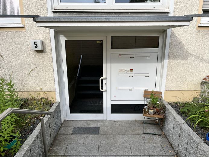 Top renovated 2-room apartment with balcony, car parking space - ready to move in immediately – Foto 23