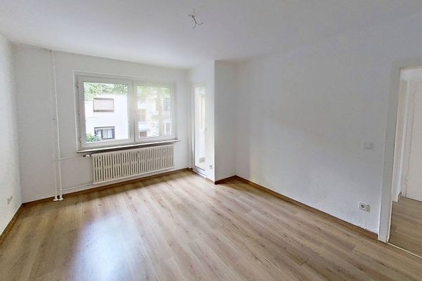 Appartamento ben distribuito con 2 locali, BALCONE e bagno con vasca