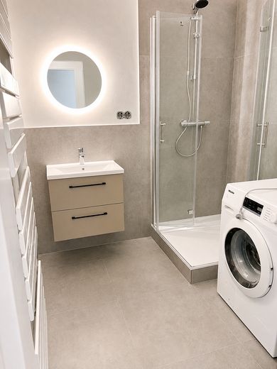 Wohnen am DIAKO – sanierte 2-Zimmer-Wohnung mit Balkon und Fernwärme – Badezimmer