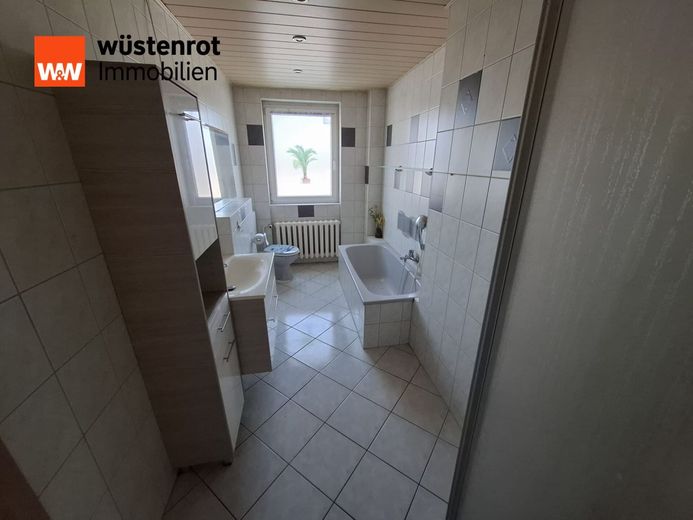 Neuer Preis! Doppelhaus im Bungalowstil in Luckenwalde mit großer Nutzfläche im Keller zu verkaufen. – Bad