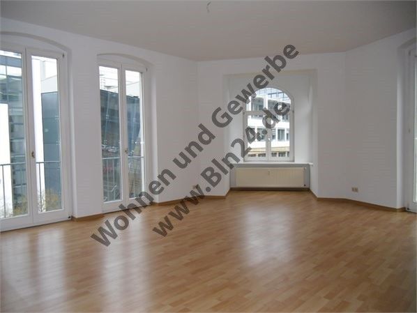 Wohnung mieten - - sanierte und günstige 2 Zimmer – Wohnzimmer