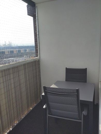 Freies Apartment auf dem Olympia-Einkaufszentrum, provisionsfrei von privat – Balkon