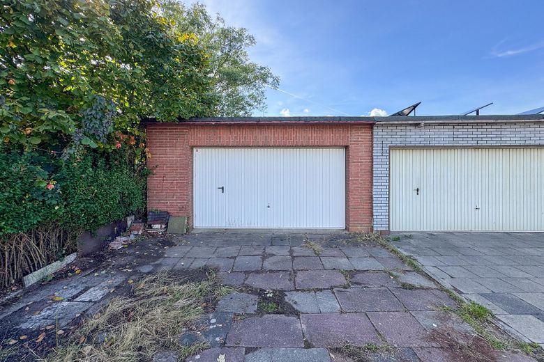 REIHENHAUS – DOPPELGARAGE – TERRASSE – GARTEN – RENOVIERUNGSBEDÜRFTIG – Doppelgarage