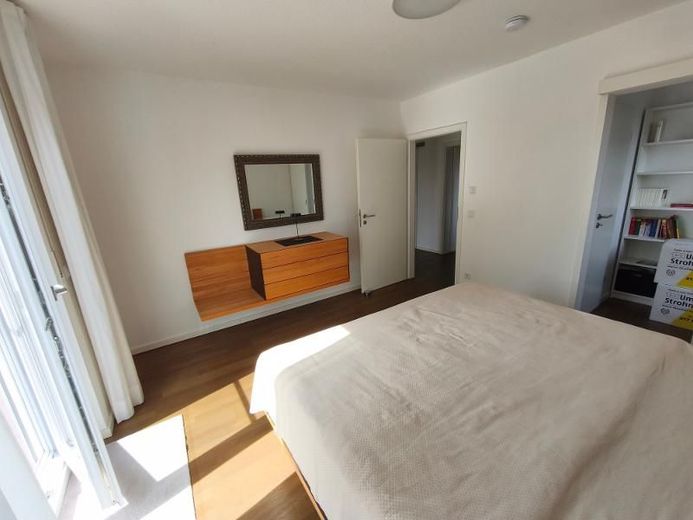 3 Zi. Wohnung (möbliert) im EG mit Terrasse, Carport und Stellplatz – Schlafzimmer mit Zugang zum Garten und Terrasse Bild