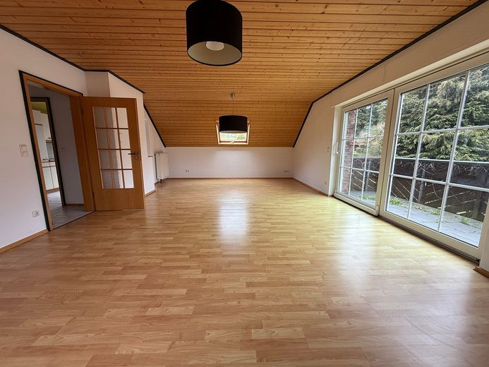 Gepflegtes Zweifamilienhaus mit freier Dachgeschosswohnung, großem Südgarten und Garage – Foto 13